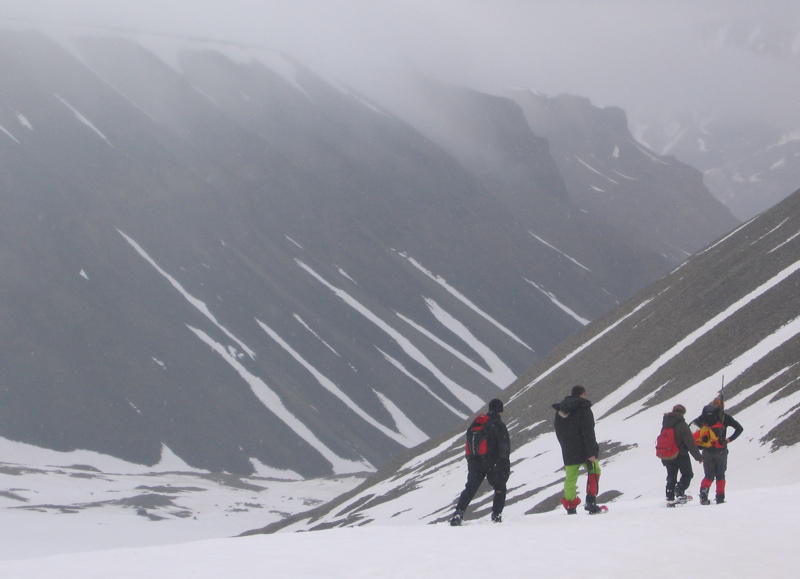 Descend via the Longyearbyen glacier
